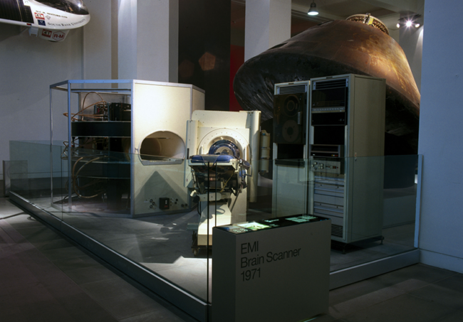 830px_EMI-BRAIN-SCANNER-1971-prima-tc-cranio-device©storiadellamedicina.net_