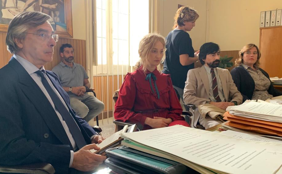 Ignazio Senatore (a sinistra) in una scena, poi tagliata, del film ‘Lacci’ di Daniele Luchetti